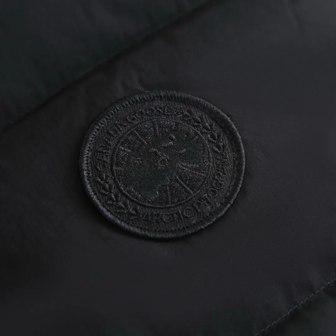 P710 [Exclusive supply] Canada Goose Black Label Badge Down Vest (Black) The high-quality filling is made of 90 national standard high-quality white duck down, selected high-loft velvet, weighing 160g, light and warm, with excellent temperature locking performance and good resilience. The fabric is made of high-quality protective nylon fabric, which not only enhances the wear resistance of the surface, but also takes into account wind resistance, ensuring excellent performance in various harsh weather conditions. Three-dimensional quilting technology and precise thread reinforcement prevent lint from being drilled and ensure that the fluffy and resilient elasticity lasts like new. The ribbon is woven with polyester as the base, and the brand letters are decorated on the ribbon through high-precision computer embroidery. The edges of the pattern are clear, the stitches are fine and even, and multiple layers of embroidery thread are stacked to enhance the three-dimensional effect. Size:S-M-L-XL